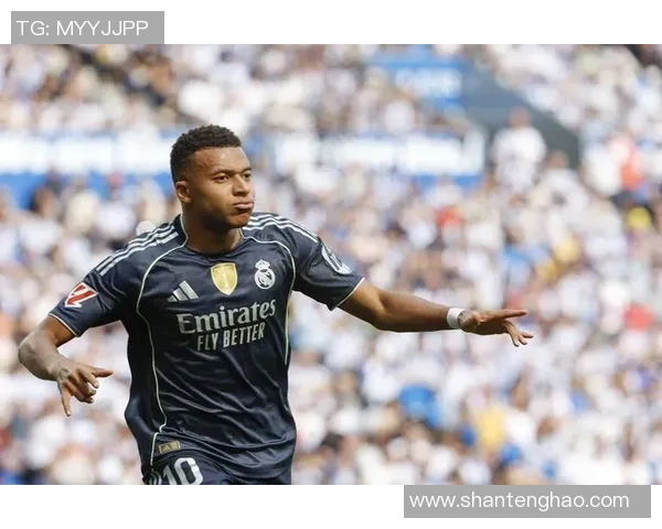 曼联官方宣布姆巴佩加盟，皇马努力挽留但终未能如愿